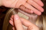 Lepící páska na prodlužování vlasů